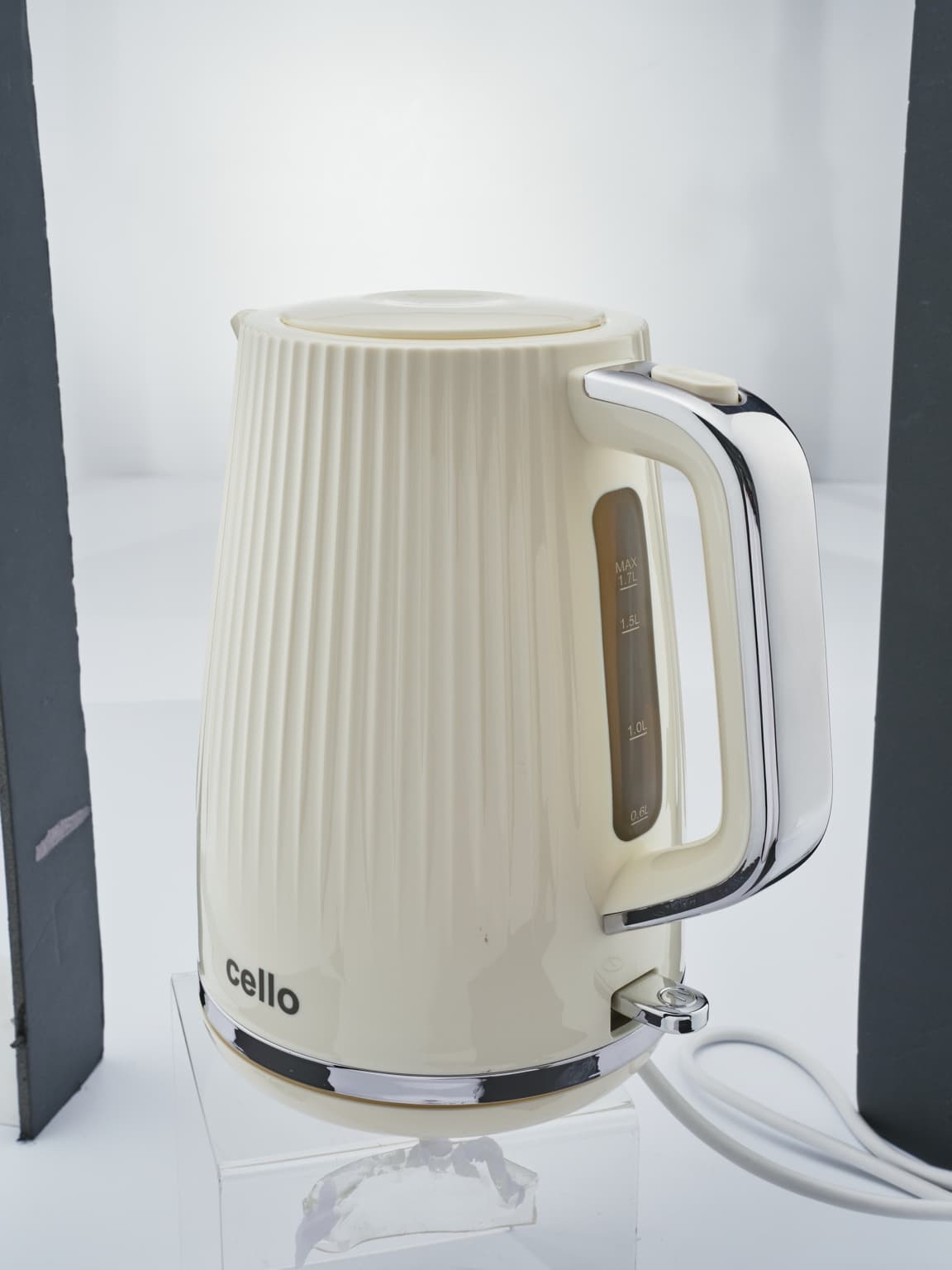 Unfinished studio capture from the earlier kettle comparison