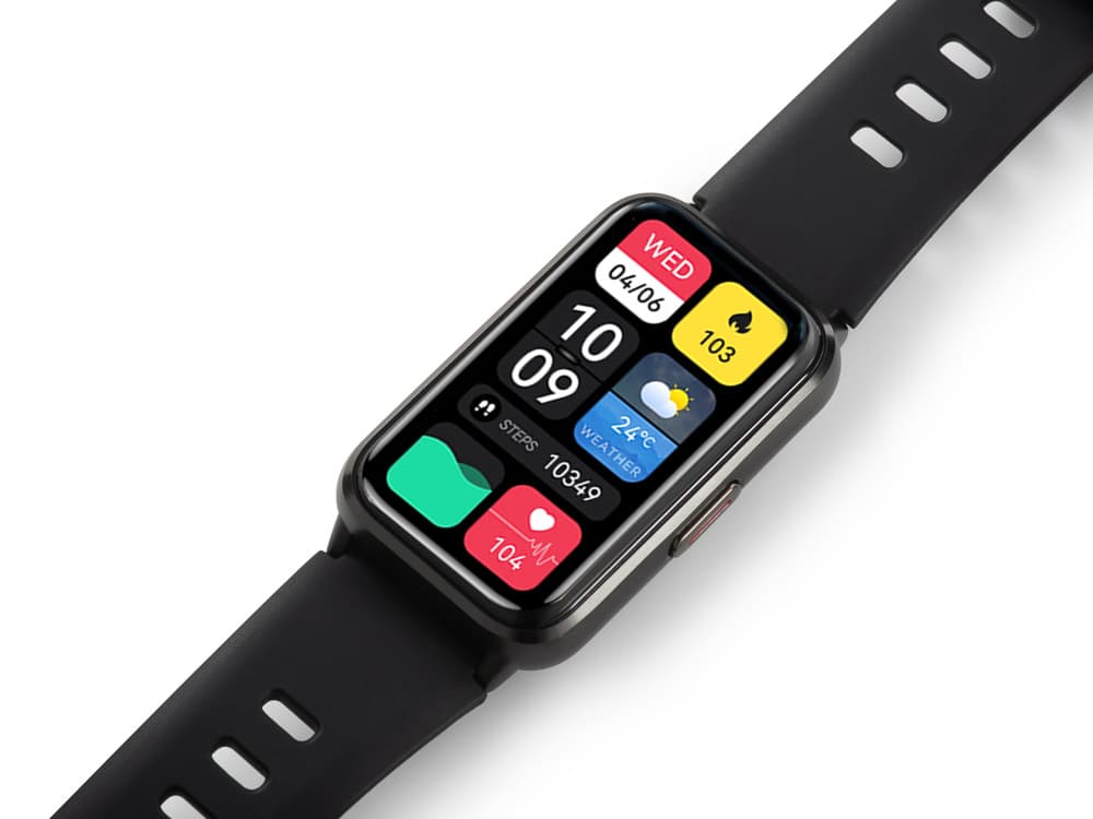 Black fitness watch showing its screen and strap